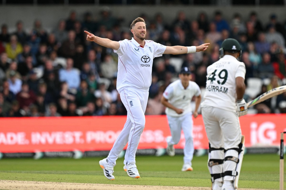 England thrash Pakistan by an innings and 103 runs in first Test