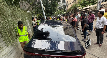 Car runs over man sitting on footpath in Baridhara