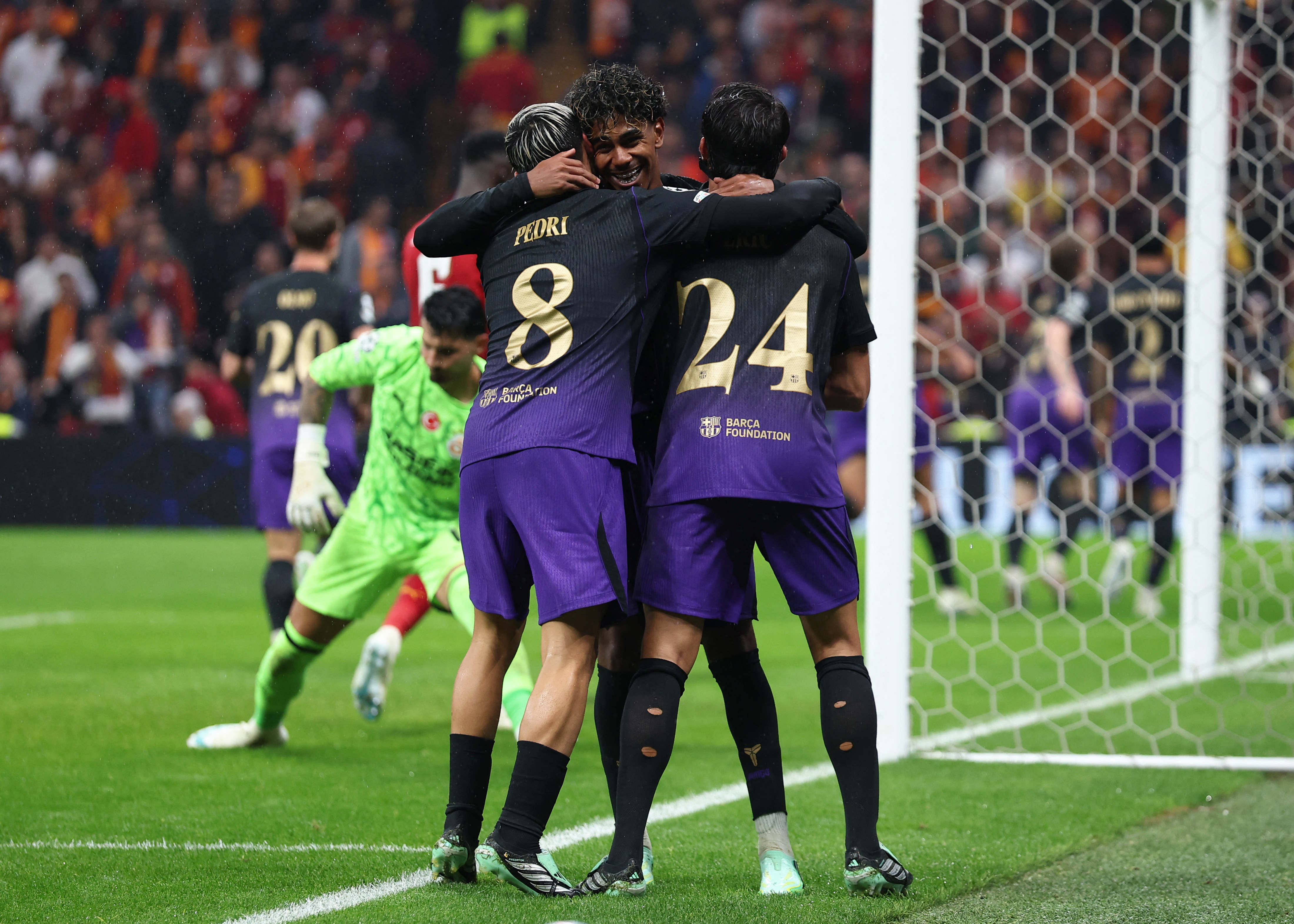 Yamal stays cool at boiling Galatasaray to lift Barca to victory
