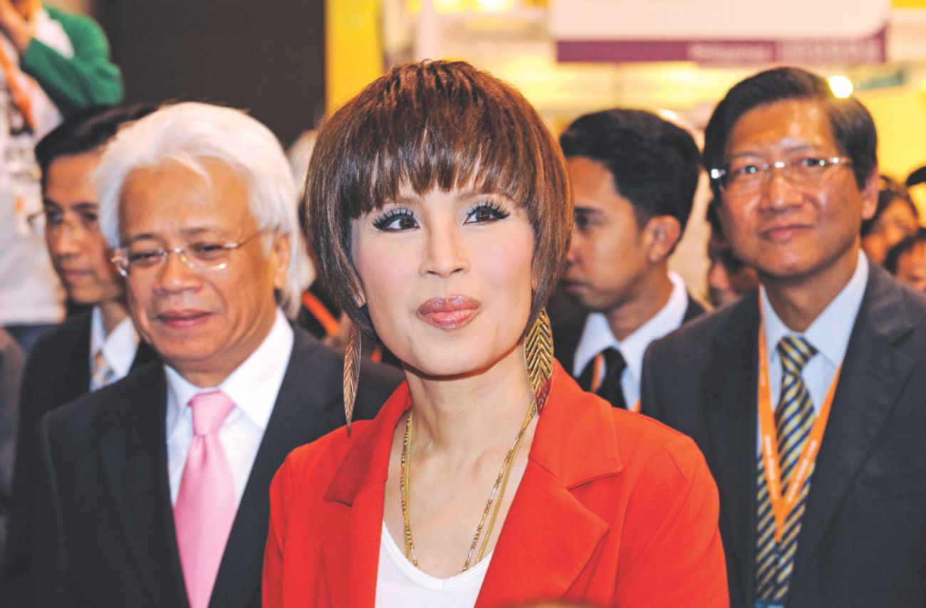 Thailand king 'sinks' sister's PM bid