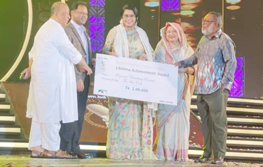Rezwana Choudhury Bannya receives Lifetime Achievement honour at Oikko Channel i Music Awards