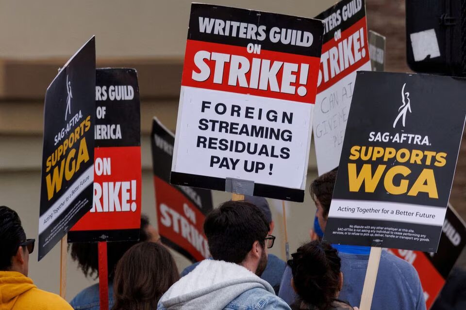 Hollywood actors extend contract talks, temporarily averting strike
