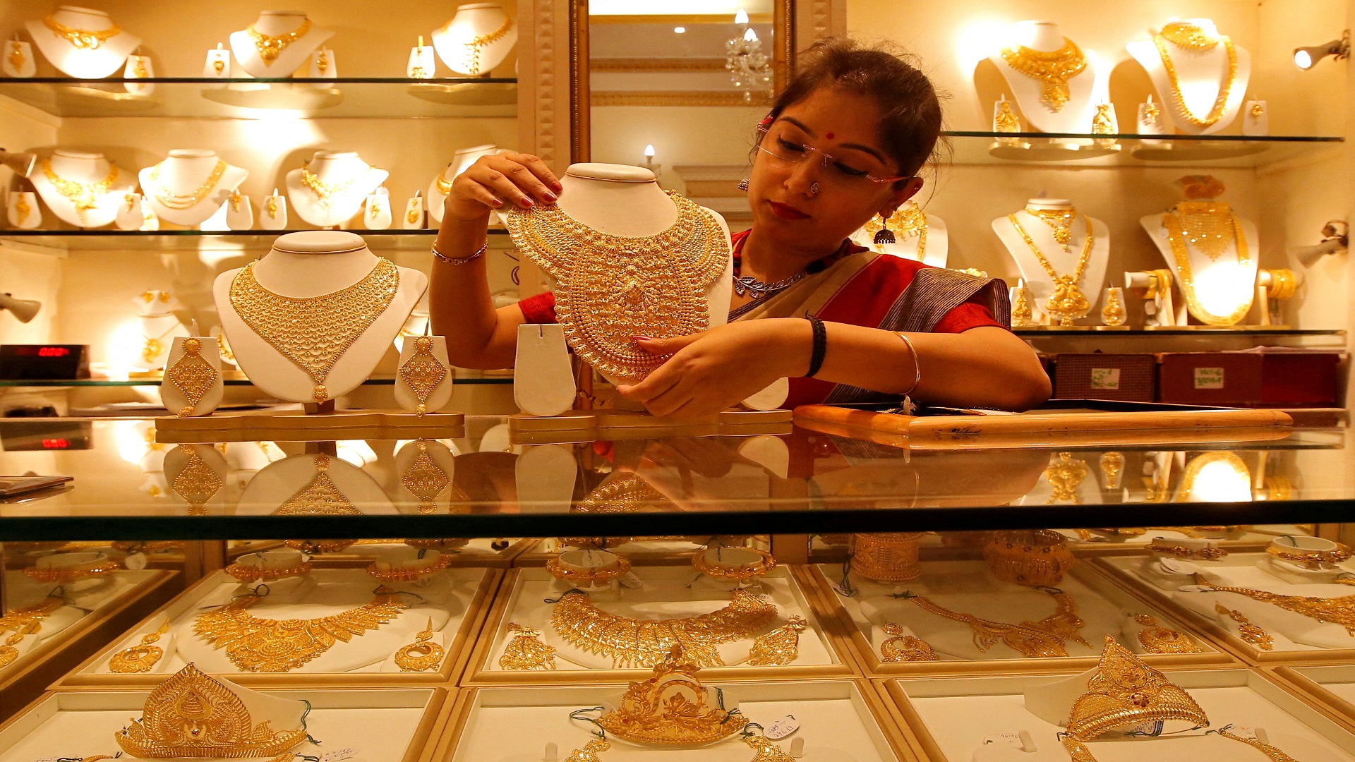 Gold price crosses Tk 1.4 lakh per bhori