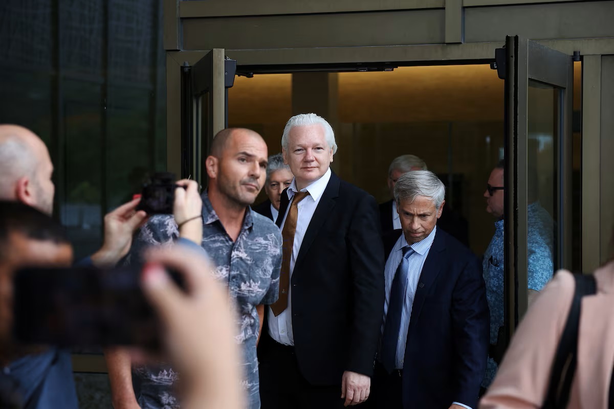 Breaking chains through whistleblowing