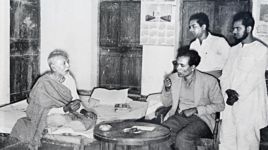 In 1955, Kalim Sharafi (standing on the left) visited Ustad Alauddin Khan in Dhaka, accompanied by Jainul Abedin.