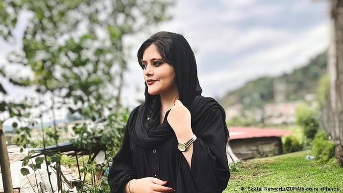 Mahsa Amini death: Iran schoolgirls lead protests