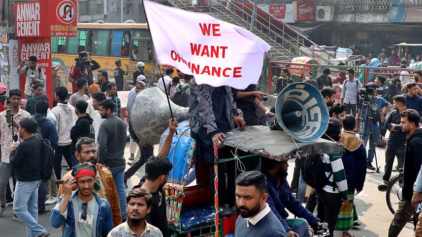 Students_block_Dhaka_roads.jpg