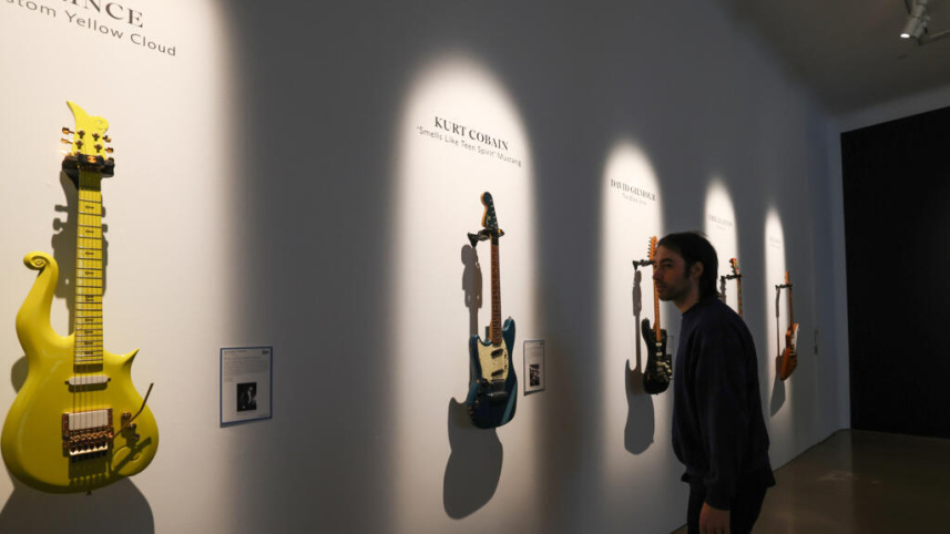Kurt Cobain guitar.jpg