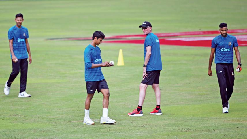 Donald trains Bangladesh pacers.jpg