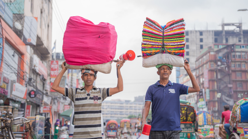 Meet the hawkers carrying Nakshi Kantha through Dhaka
