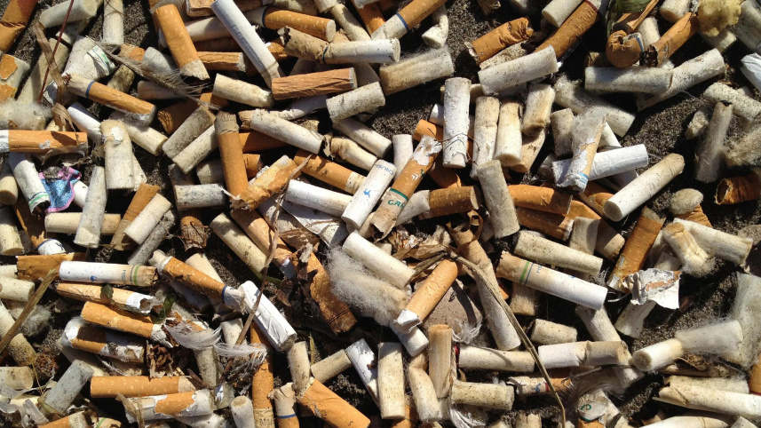 Paying-for-cigarette.jpg