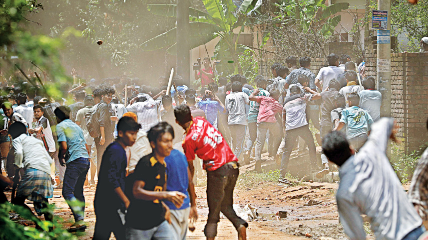 FILE PHOTO: Students of Chittagong University rush inside the campus through Gate No-2 to take shelter as locals hurl brickbats at them during fresh clashes on August 31 last year, after an overnight confrontation. Photo: Rajib Raihan