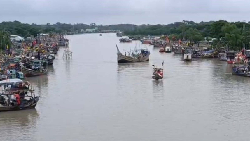Patuakhali ice shortage during hilsa season