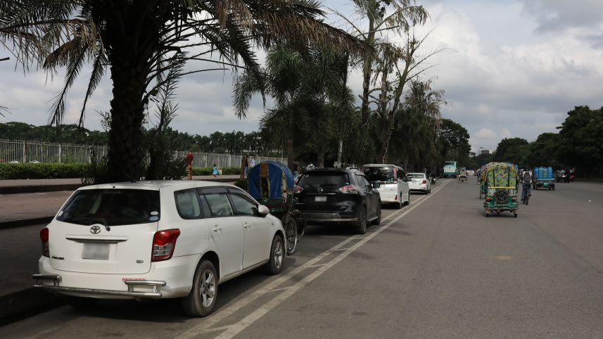 Manik Mia Avenue, Cycling lanes in Dhakawere occupied by dozens of parked vehicles