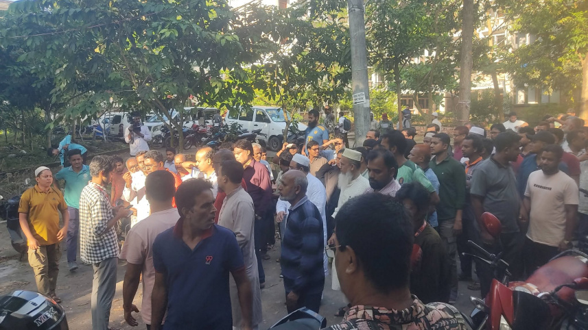 Tensions escalated after Professor Shariful, formerly a faculty member of the Electrical and Electronic Engineering department at Khulna University of Engineering and Technology (KUET), arrived on campus in a microbus around 9:00am. Photo: Star