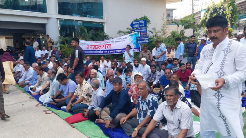 More than 100 leaders and activists began the strike in front of the port’s One Stop Service Building around 11:30am. Photo: Collected