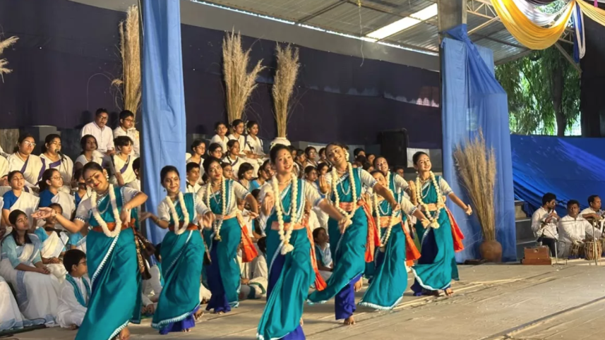 Chhayanaut celebrates autumn with Tagore, Nazrul at St Joseph