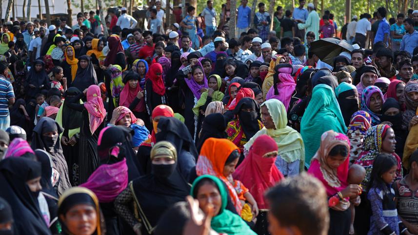 Rohingya refugees line