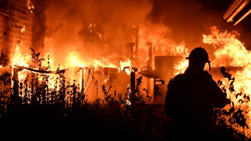 2018-07-07T154858Z_322512480_RC16D063F7A0_RTRMADP_3_USA-WILDFIRES.JPG