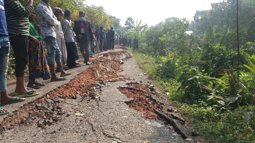 Portion-road-collapses-1.jpg