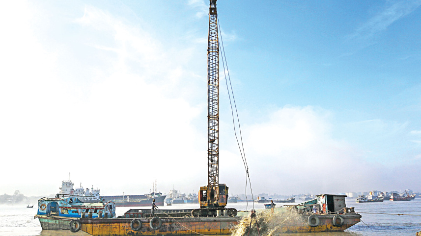 Karnaphuli-River-dredge-plastic.jpg