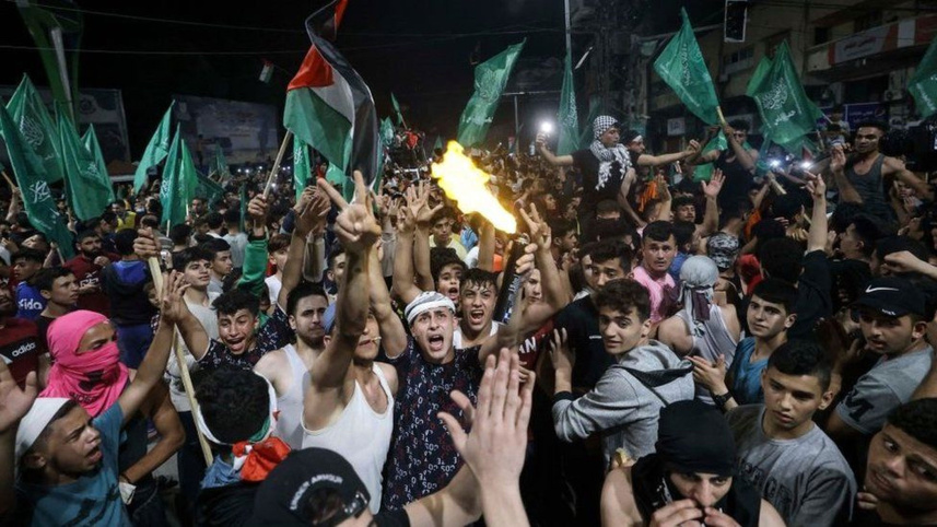 Palestinians-poured-Gaza.jpg