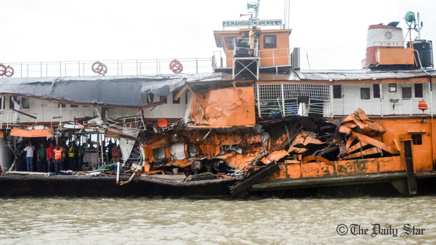 Five people are killed and 20 injured as a launch hit a steamer in Kirtonkhola river of Barisal. Photo: Star. 
