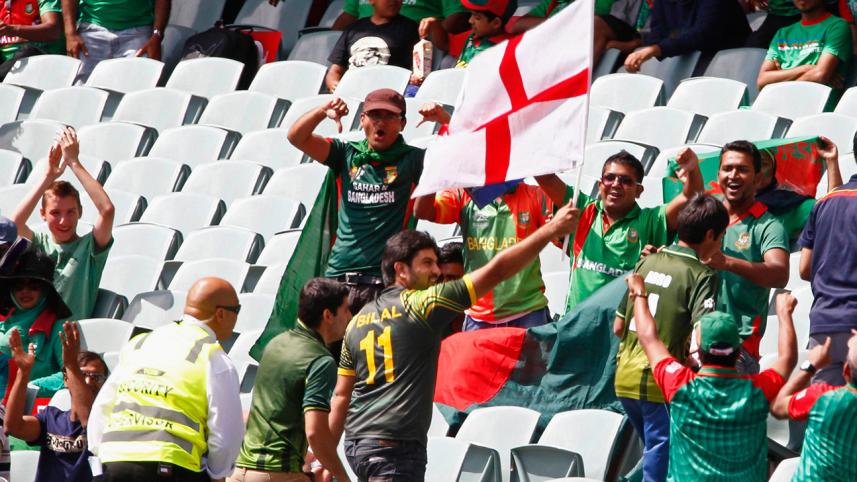 Bangladesh's fans celebrate a boundary shot by batsman Mahmudullah during the Pool A 2015 Cricket World Cup match between Bangladesh and England at the Adelaide Oval on March 9, 2015. Photo: AFP