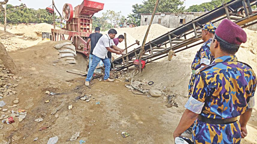 DoE destroys stone crushing machines.jpg