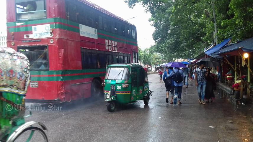 DU-bus-wrong-side-dhaka-road