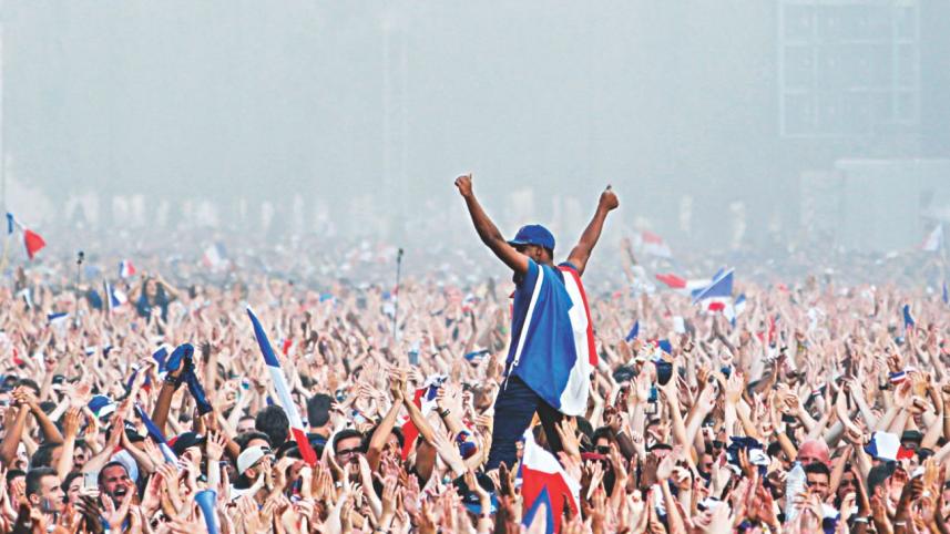 france fans.jpg
