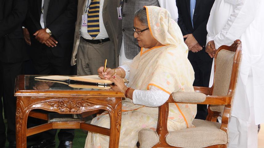 Prime Minister Sheikh Hasina signs visitors' book