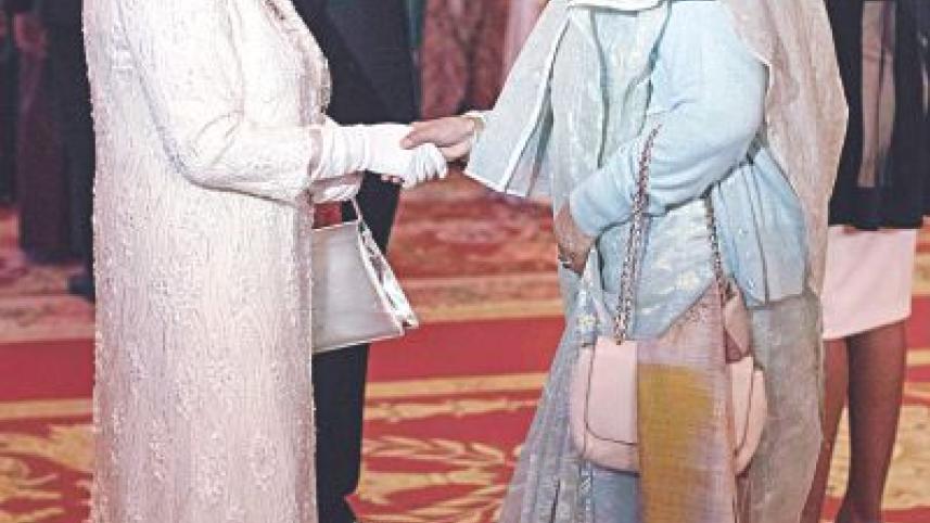 hasina meets queen.jpg