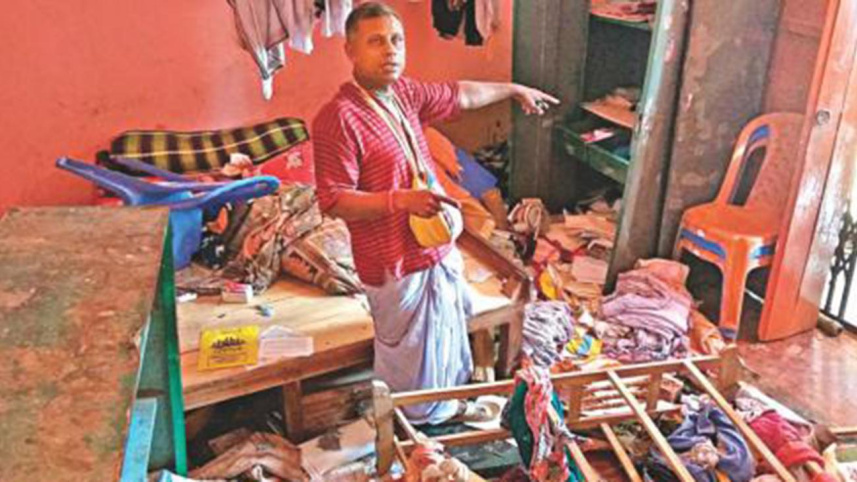 hindu_priestwb_0.jpg
