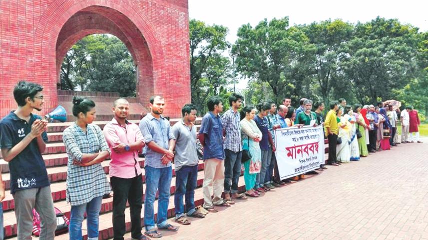ju human chain.jpg