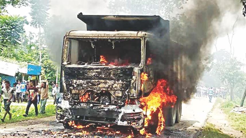 lorry clash 1.jpg