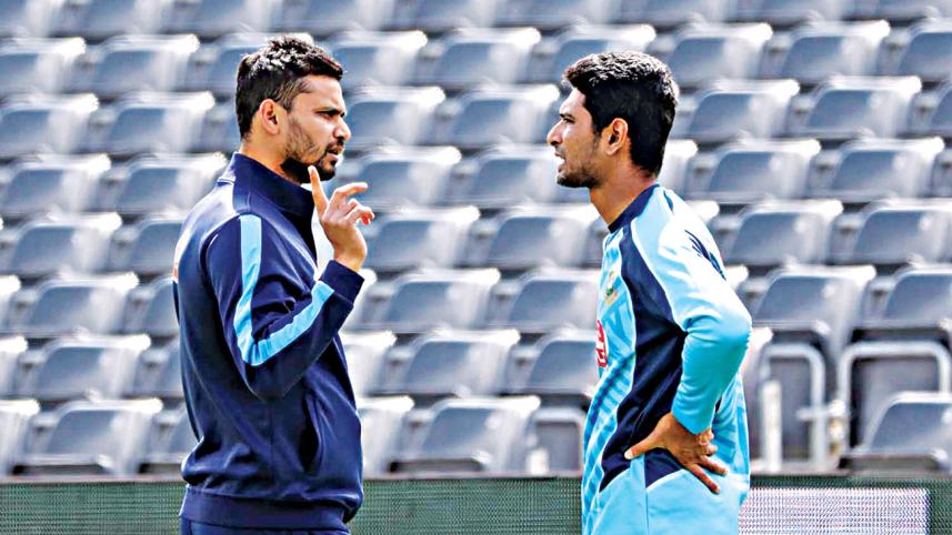 Mashrafe Bin Mortaza speaks to Mahmudullah Riyad in ICC Cricket World Cup 2019