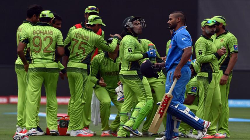 Pakistan players congregate