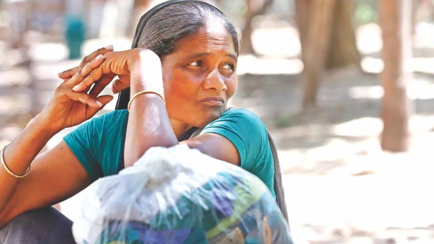 parvin_begum_sitting_on_the_pavement.jpg