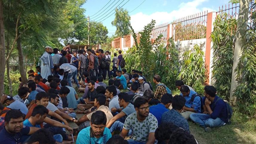 PUST Students besiege.jpg