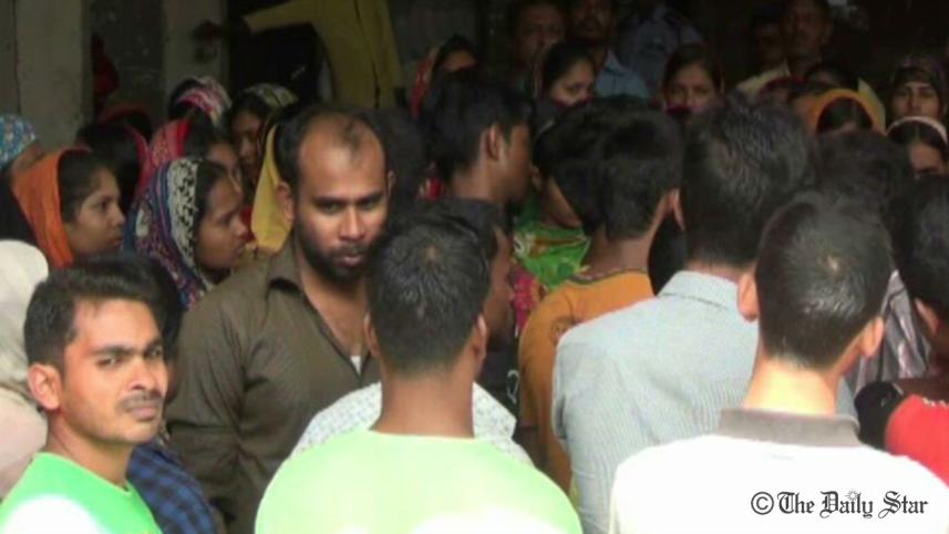 RMG-worker-demonstrate-for-arrears-WB.jpg