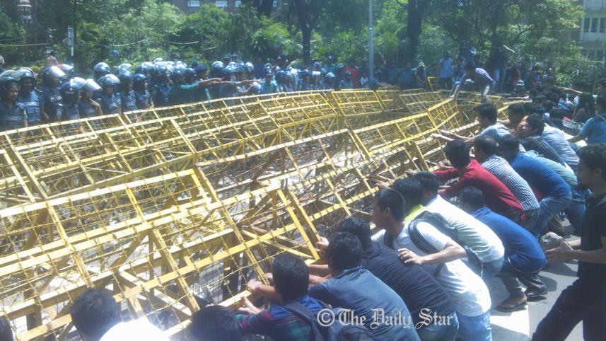 Students-Tonu-protest.jpg