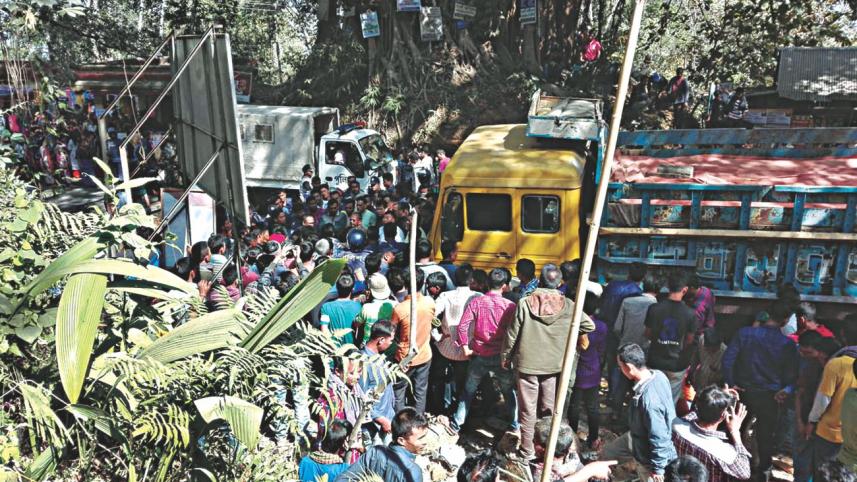 truck rams crowd in khagrachari 1.jpg
