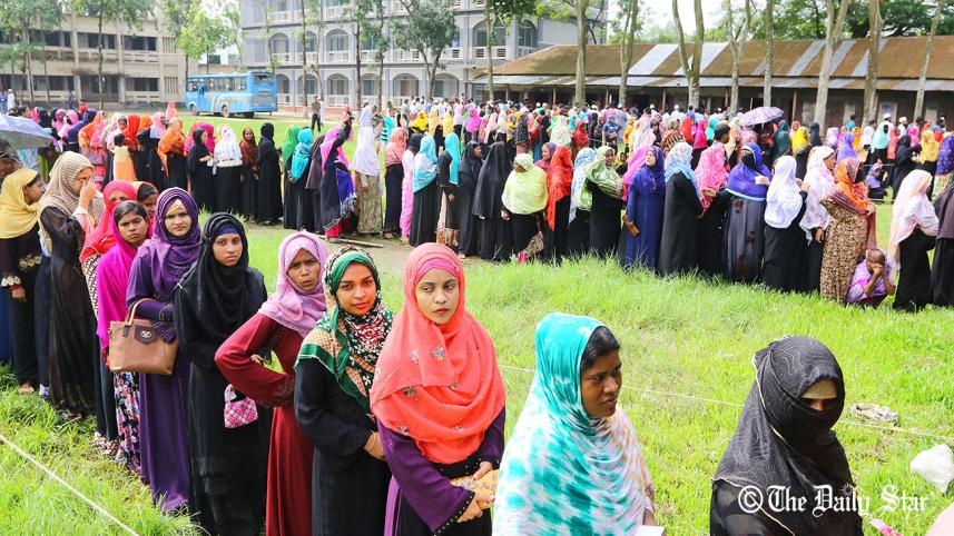 Voters-stand-in-long-queue.jpg