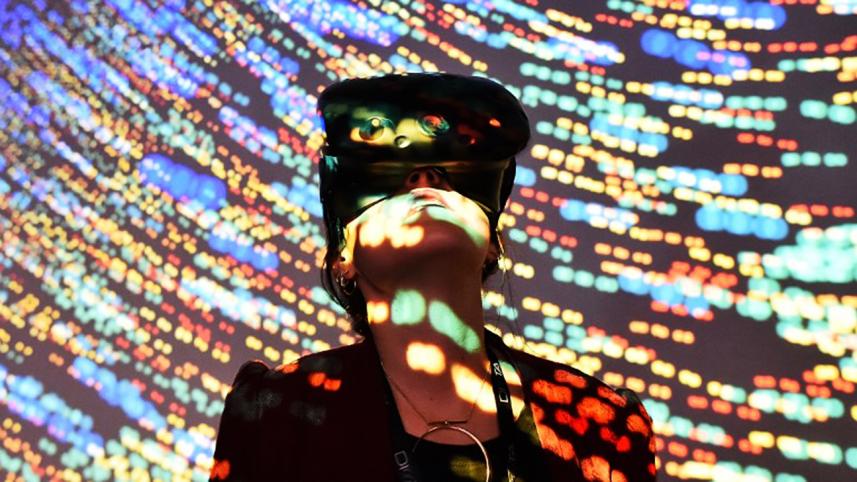 Virtual Reality (VR)