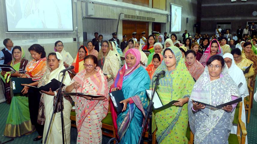women-mps-oath-web.jpg