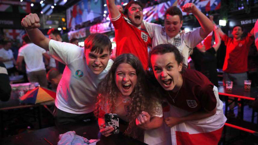 english_fans.jpg