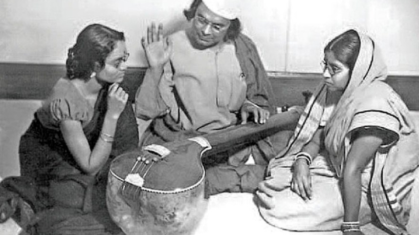 880px-nazrul_teaching_nazrul_sangeet.jpg