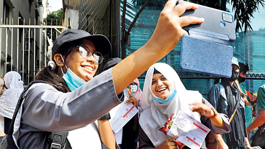 students-taking-pictures.jpg