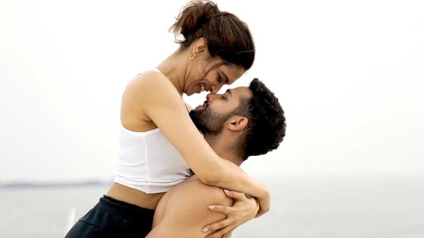 gehraiyaan-movie-review-1.jpg